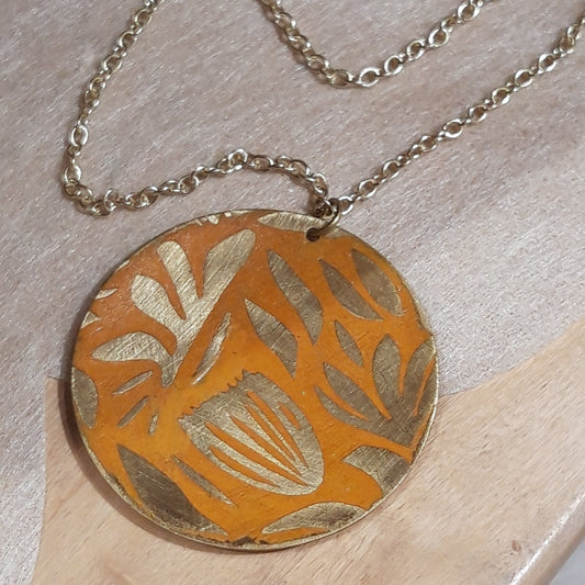 collana tarassaco in ottone inciso e dipinto a mano OnEarth Altromercato