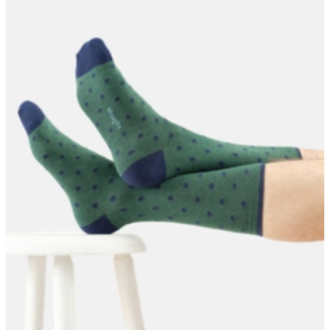Calze uomo-dapper dot-fern green marl | Thought Thought (in inglese "pensiero") è un'azienda indipendente di abbigliamento inglese nata con l'obiettivo di rivoluzionare la moda verso scelte più sostenibili. Nella creazione dei loro capi i materiali, le risorse e i processi impiegati vengono selezionati in modo da ridurre al minimo l'impatto ambientale. Thought è un brand di abbigliamento londinese, che è la naturale evoluzione dello storico marchio Braintree, che fu fondato nel 1995 in Australia. L'obiettiv