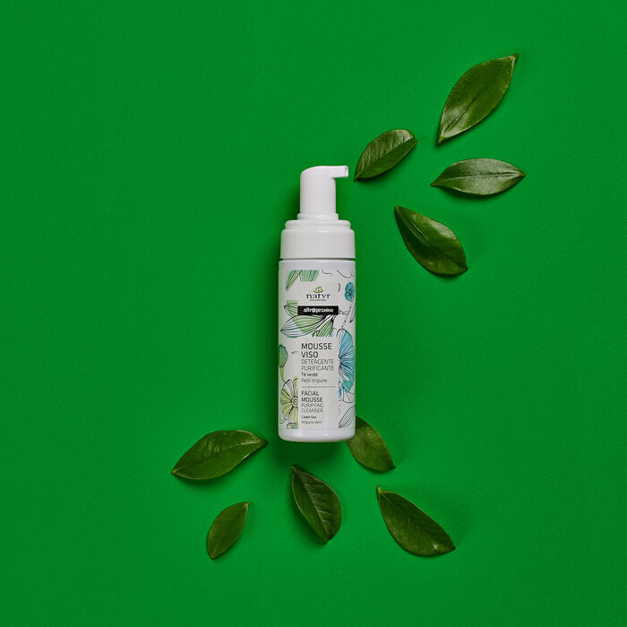 Particolare della Mousse viso Natyr purificante pelli miste tè verde