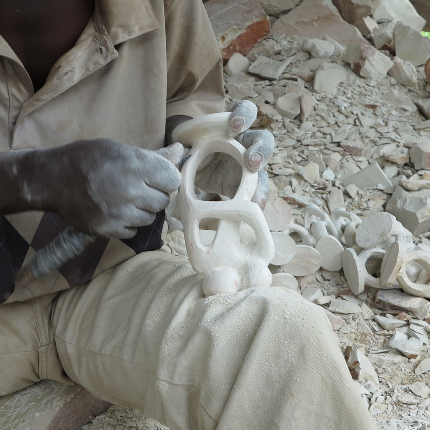 pietra saponaria lavorata in Kenya dagli artisti di SmolArt