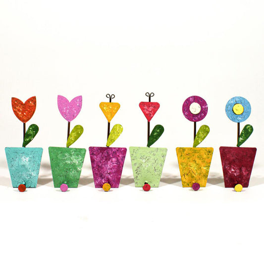 vista frontale Appendino fiore in metallo colorato dipinto a mano artigianato equosolidale Colombia