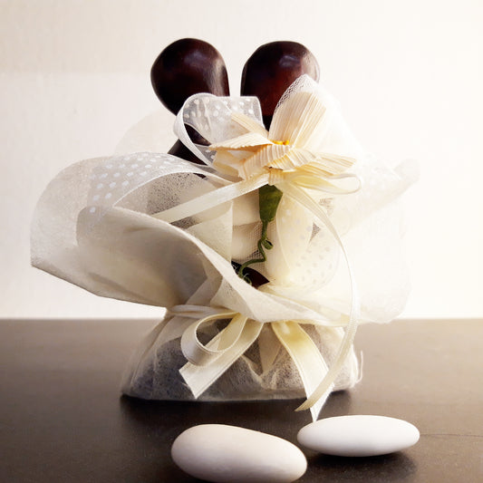 BOMBONIERA SOLIDALE STATUINA ABBRACCIO IN LEGNO CONFEZIONATA | COD B06