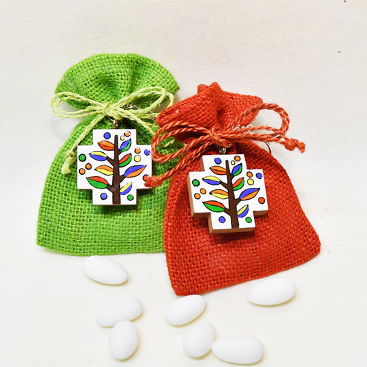 Portachiavi crocetta in legno decorata a mano per bomboniera solidale comunione e cresima.