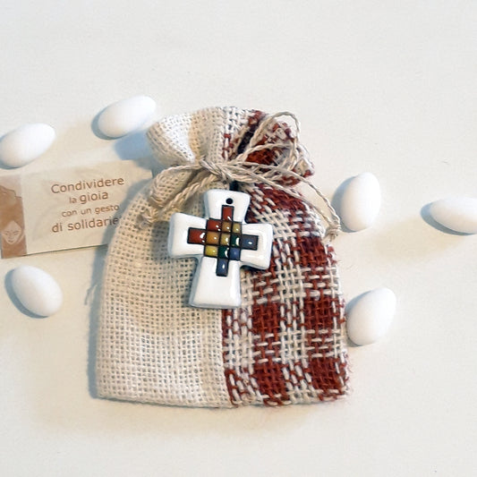 Crocetta Wipala in ceramica smaltata decorativa di sacchettini portaconfetti di bomboniere equosolidali comunione e cresima. Equomercato