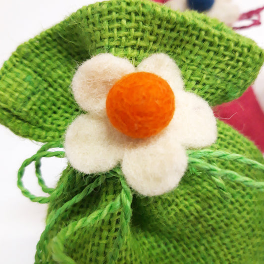 bomboniera equo solidale sacchettino in yuta con fiorellino dal Bangladesh Il Sandalo Altromercato