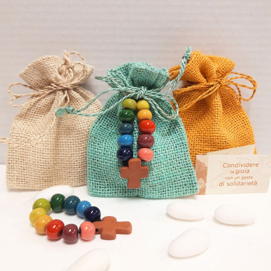 Bomboniera solidale per comunione e cresima con decina rosario in ceramica smaltata in tanti sacchetti colorati