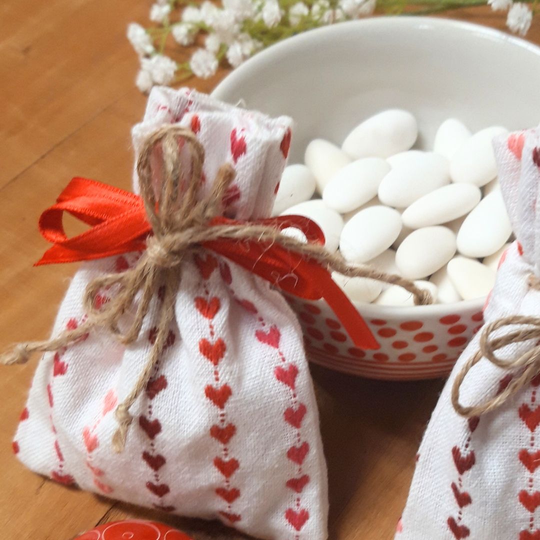 Particolare Bomboniera solidale sacchettino il lino con delicati cuoricini