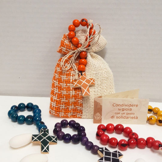 Particolari della bomboniera solidale Comunione e Cresima con decina rosario in semi di acai di diversi colori