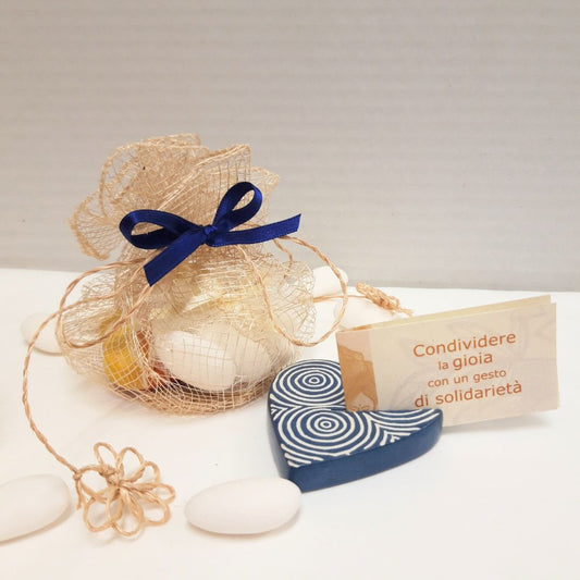 bomboniera solidale nuvola fibra naturale con cuore in pietra saponaria blu