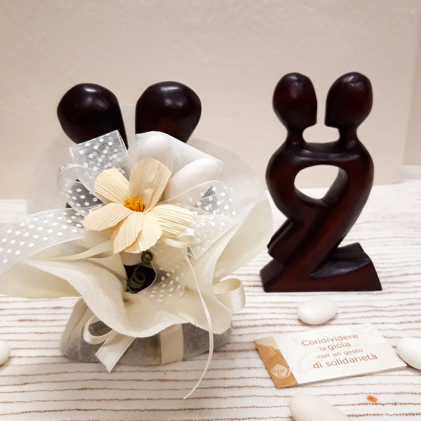 BOMBONIERA SOLIDALE STATUINA ABBRACCIO IN LEGNO CONFEZIONATA | COD B06
