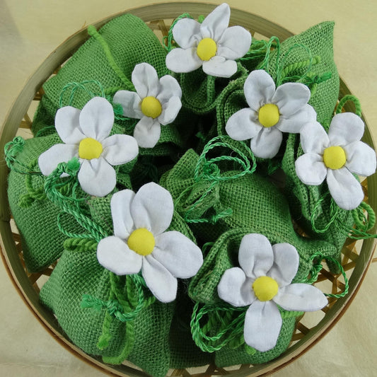 bomboniera solidale battesimo comunione cresima matrimonio sacchettino in juta colorato con fiorellino Altromercato