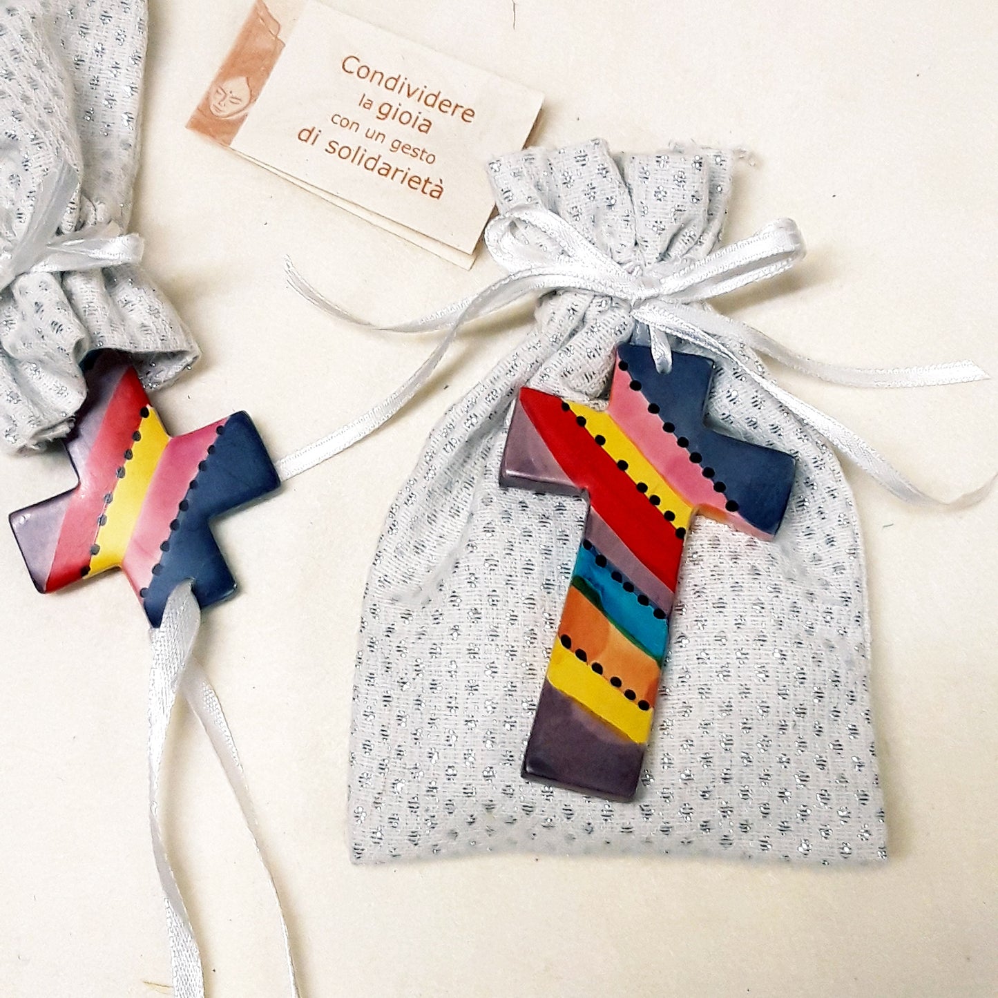 BOMBONIERA CON CROCETTA COLORATA ARCOBALENO | COD C05