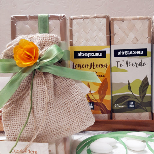 Cestino in foglie di palma intrecciate con tè equosolidale dello Sri Lanka