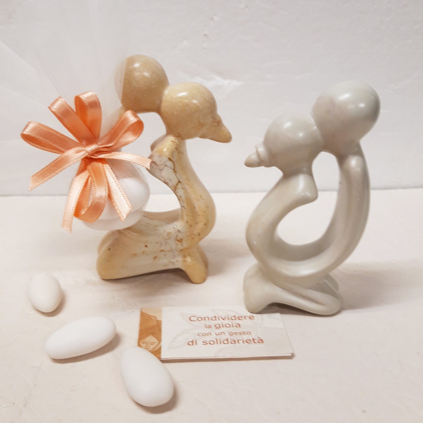 BOMBONIERA SOLIDALE MATRIMONIO STATUINA BACIO PIETRA SAPONARIA | COD B07