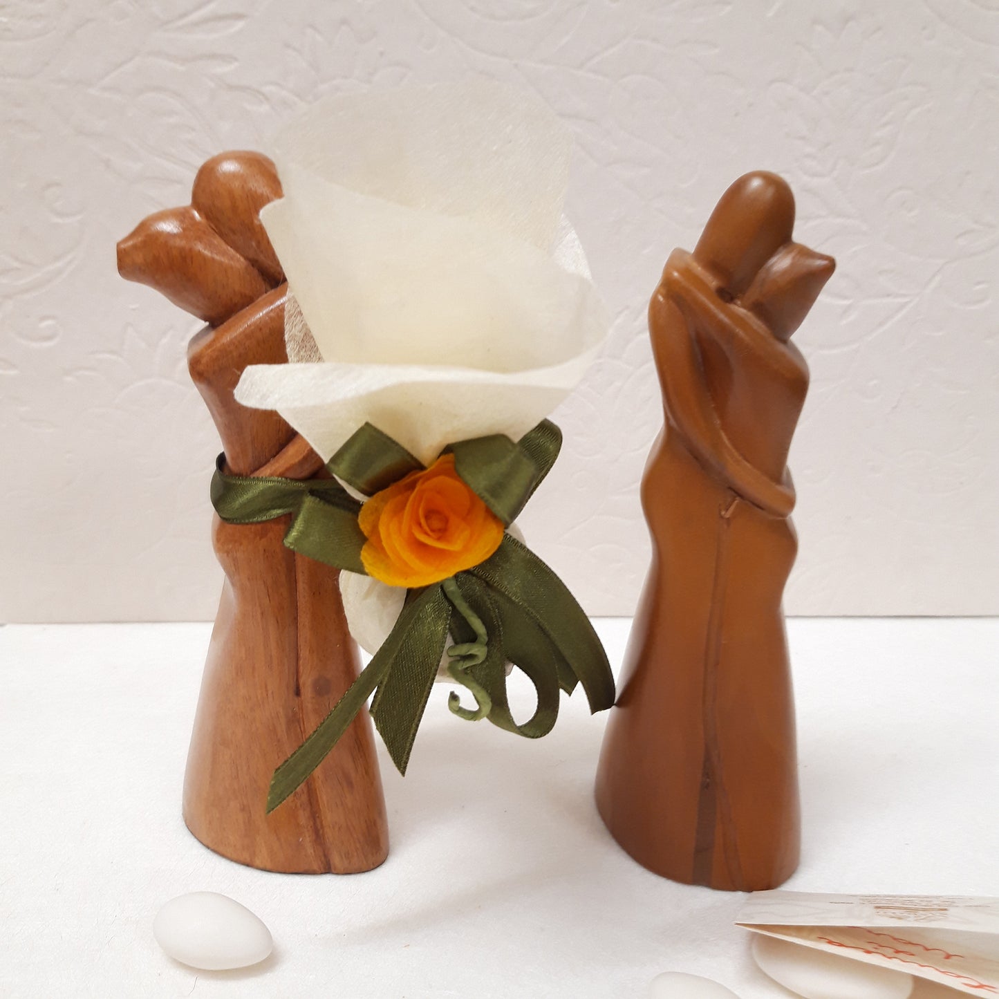 BOMBONIERA SOLIDALE MATRIMONIO STATUINA INNAMORATI | COD B30