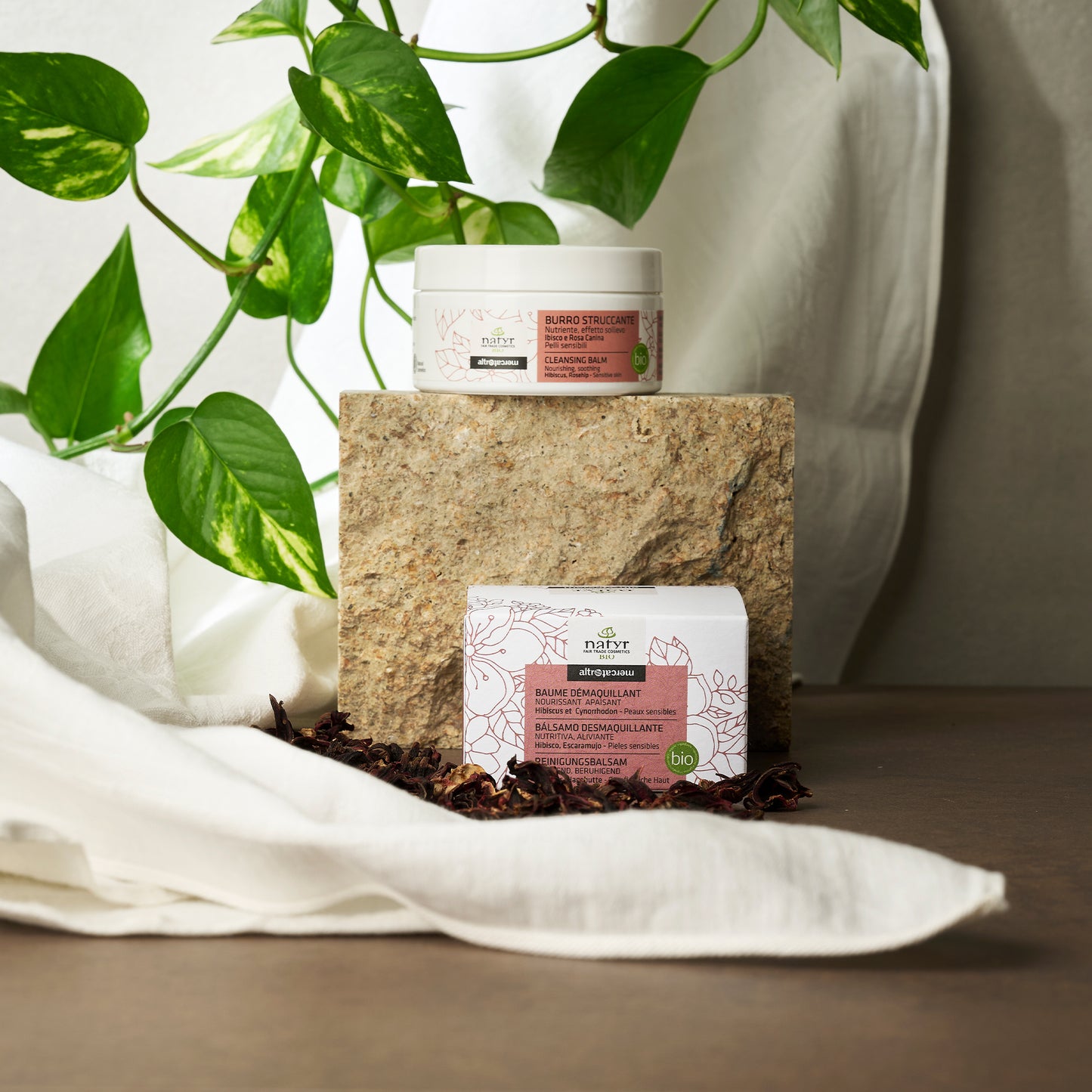 particolari di burro struccante viso Natyr all'ibisco Biologico- idratante con effetto sollievo