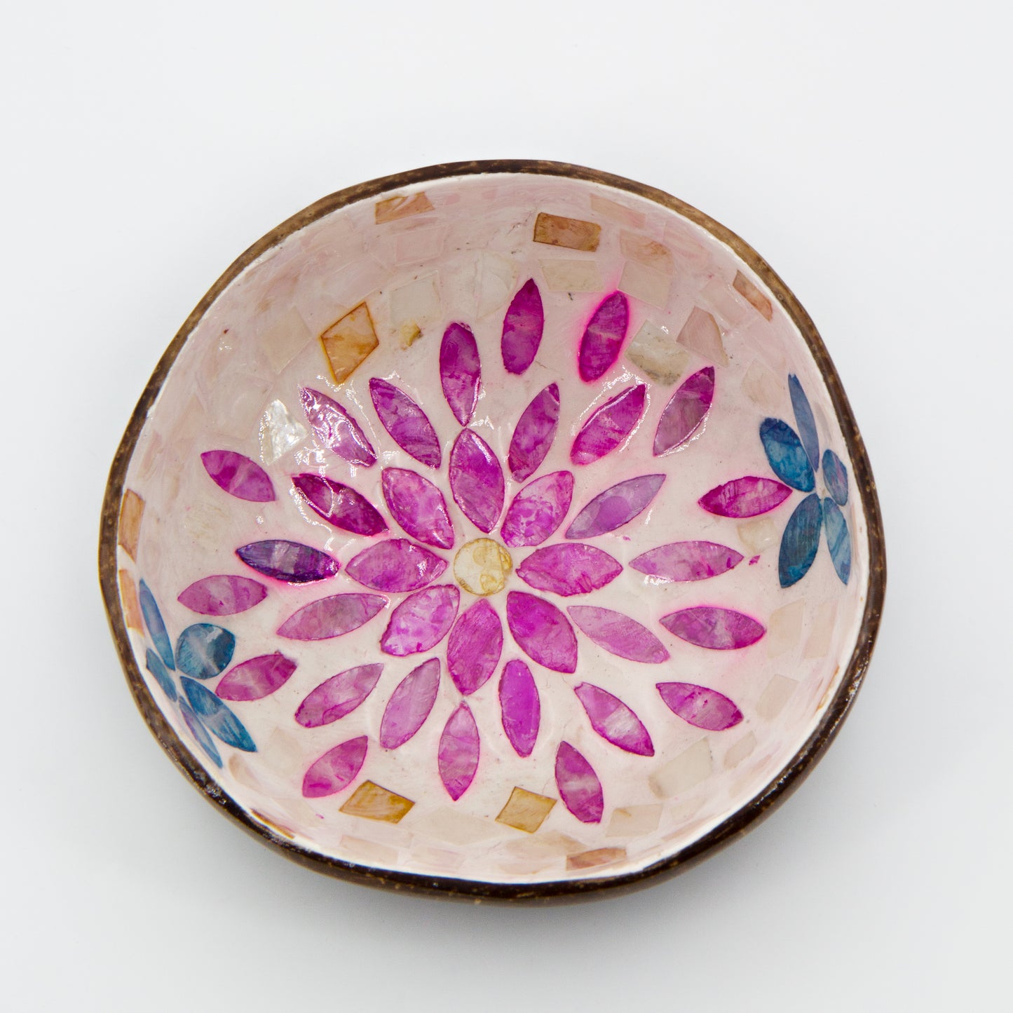 Interno ciotola in cocco decorata a mano con disegno fiore a mosaico. un idea regalo solidale dal Vietnam