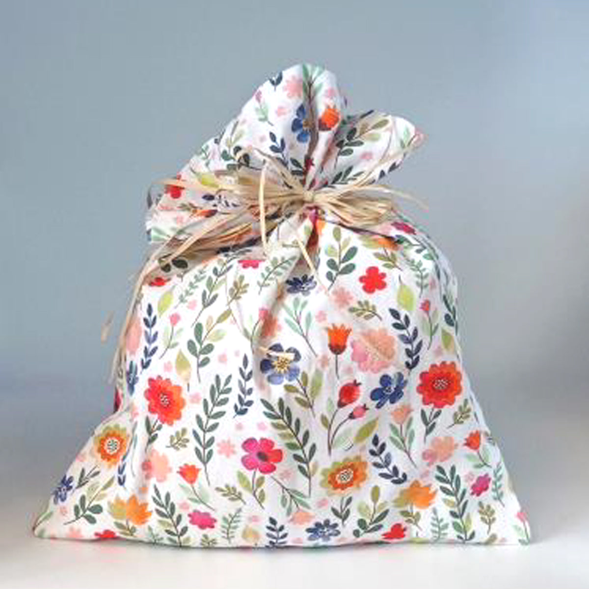 Colomba pasquale tradizionale in shopper di cotone con disegni floreali. Equomercato