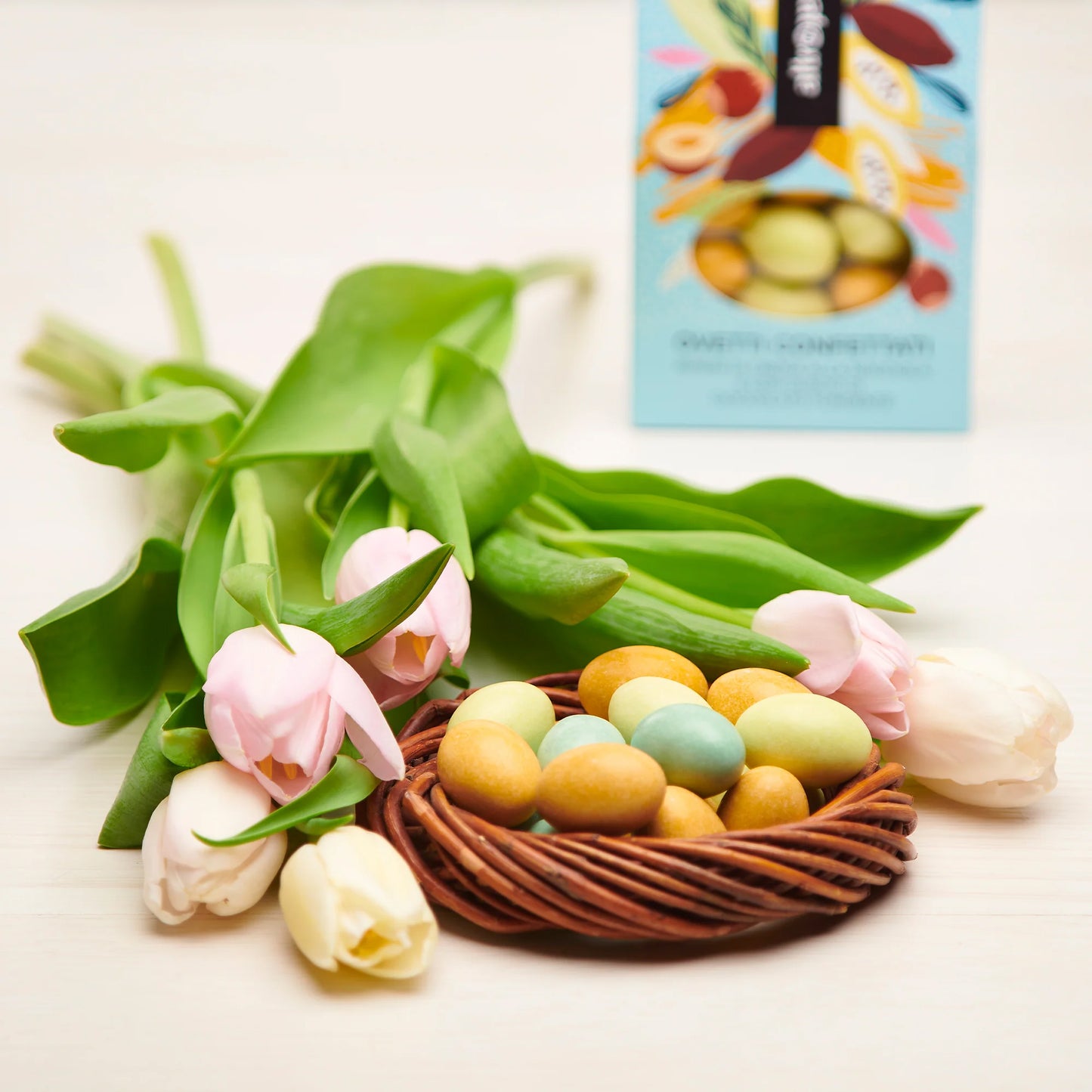 ovetti pasquali confettati ripieni alla nocciola e guscio cioccolato fondente Altromercato