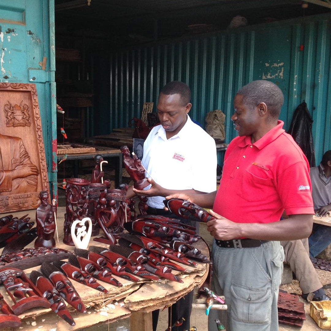 BOMBONIERA SOLIDALE STATUINA ABBRACCIO IN LEGNO CONFEZIONATA | COD B06