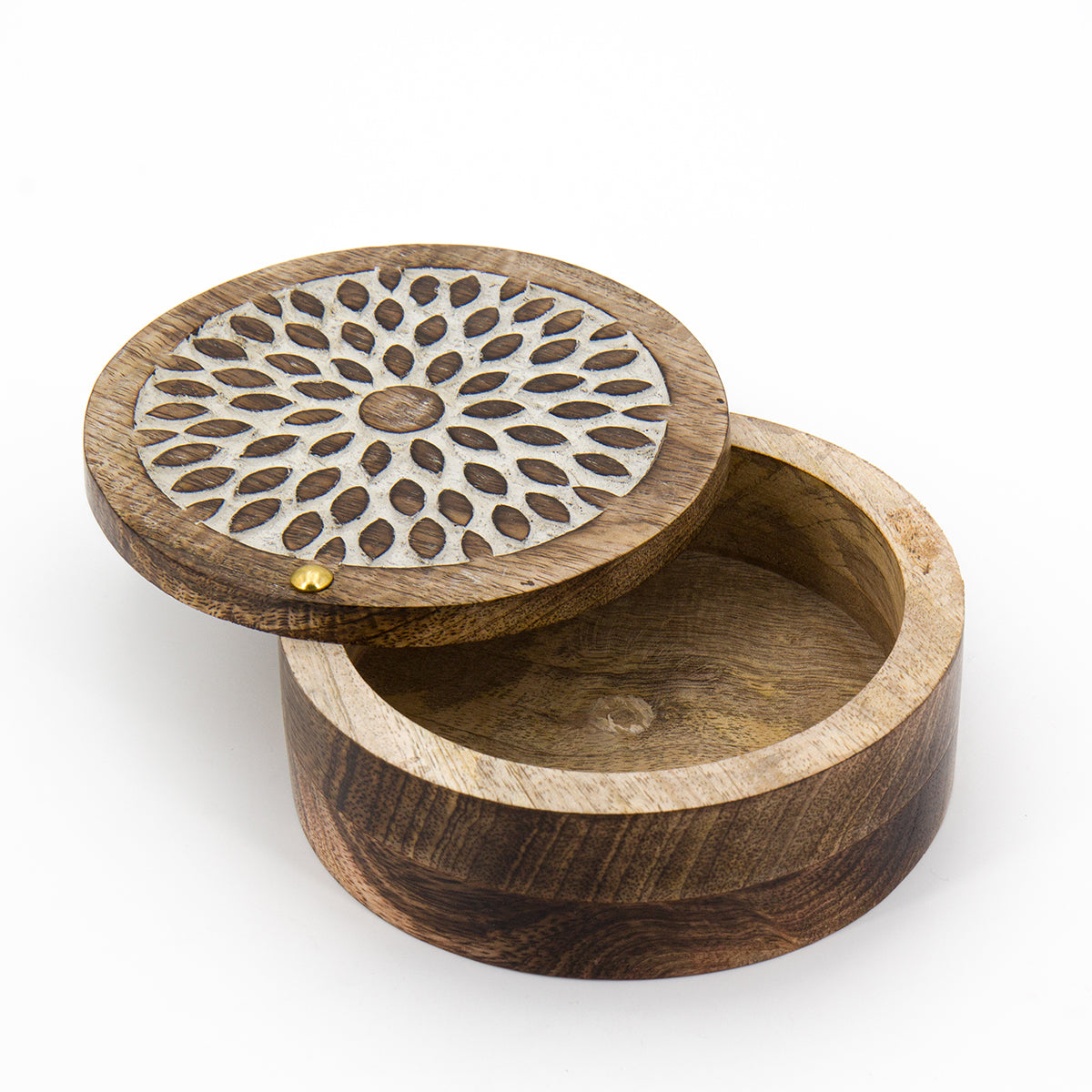 Interno della scatola portagioie rotonda in legno di mango con decori ad intarsio realizzata da artigiani indiani del commercio equosolidale