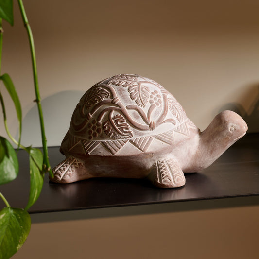 ambientazione del Salvadanaio tartaruga in terracotta decorata a mano artigianato equosolidale Bangladesh