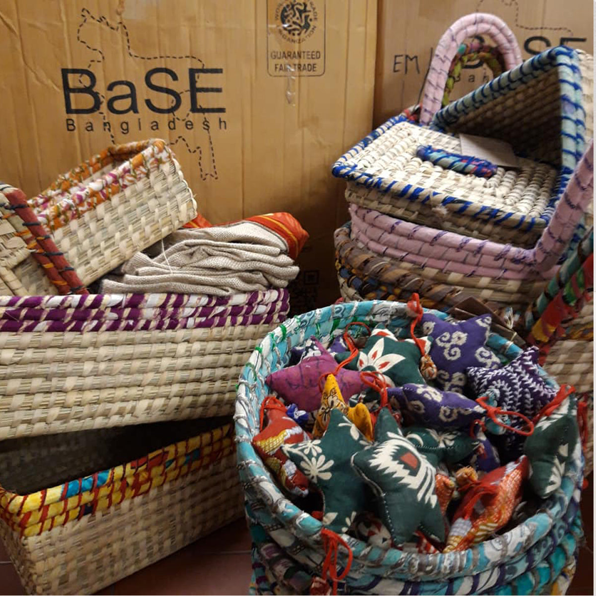 BORSA IN FOGLIE DI PALMA CON BORDO IN SARI| COD. EQM7230905