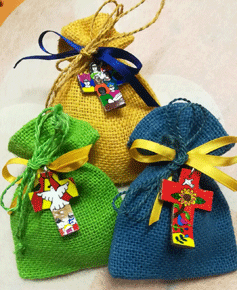 croce di cocco variopinta a mano per bomboniera solidale comunione e cresima