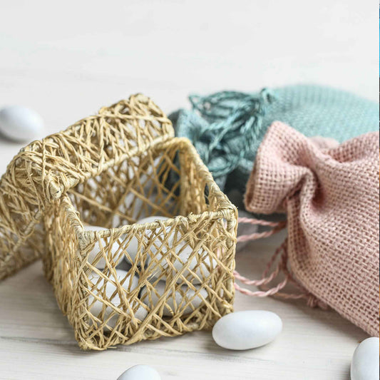 Particolare della bomboniera solidale scatolina in abaca per matrimonio, comunione, cresima.