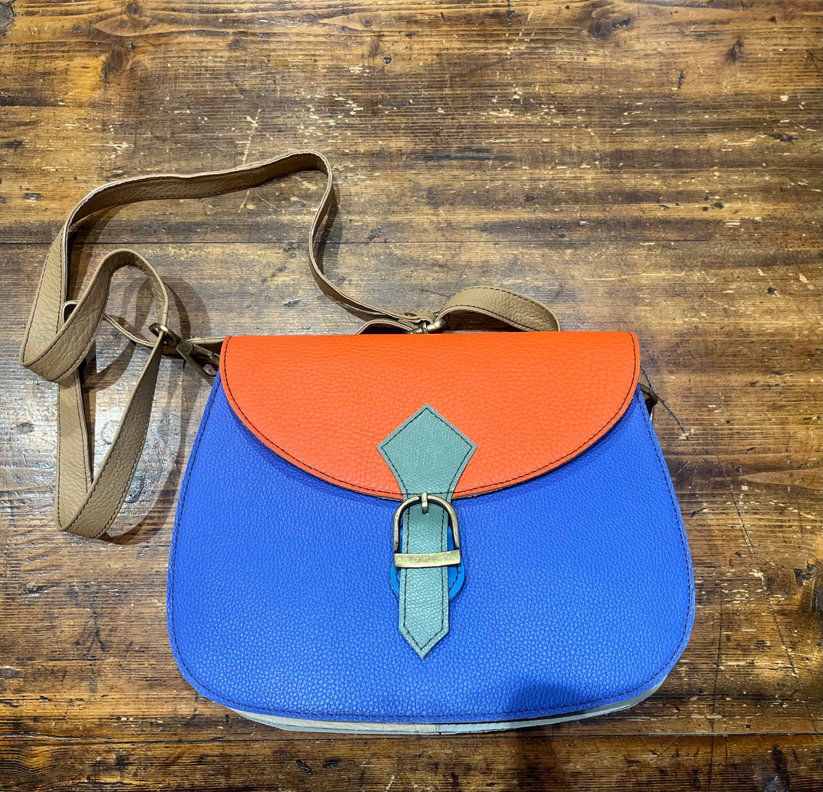 Borsa in pelle recuperata Edna Soruka | colori azzurro arancionei| Artigianato Indiano