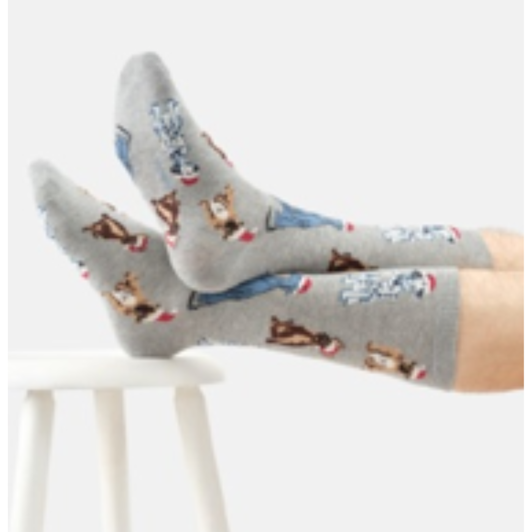 Calze uomo festive dogs | Thought Thought (in inglese "pensiero") è un'azienda indipendente di abbigliamento inglese nata con l'obiettivo di rivoluzionare la moda verso scelte più sostenibili. Nella creazione dei loro capi i materiali, le risorse e i processi impiegati vengono selezionati in modo da ridurre al minimo l'impatto ambientale. Thought è un brand di abbigliamento londinese, che è la naturale evoluzione dello storico marchio Braintree, che fu fondato nel 1995 in Australia. L'obiettivo originario d