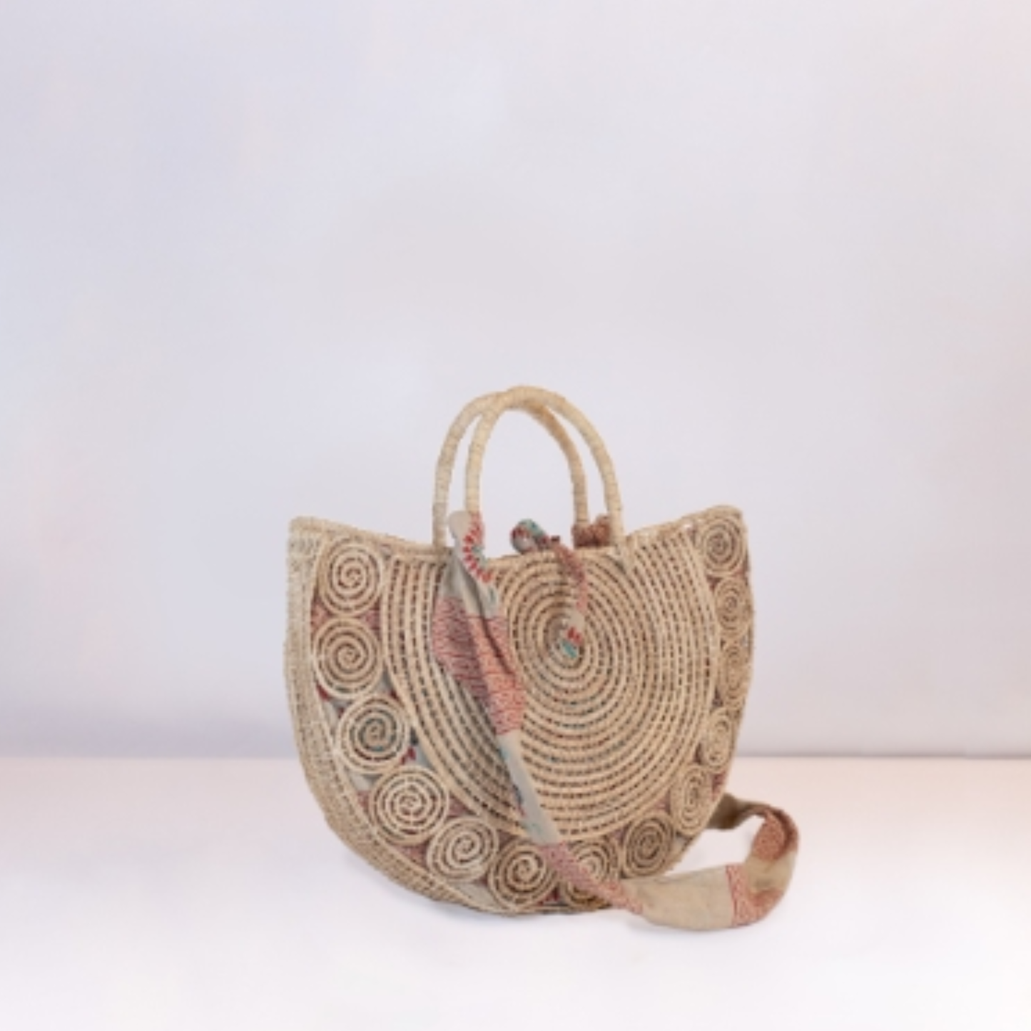 Borsa Adalia in fibra di palma, realizzata a mano nella collezione OnEarth Equomercato