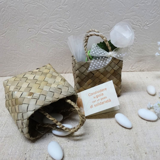 Bomboniera solidale per matrimonio comunione battesimo con borsina in fibrta naturale e rosa in carta seta