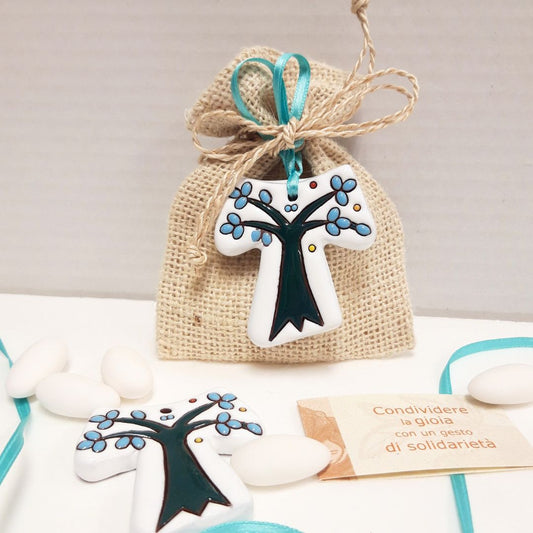 Particolare della bomboniera solidale battesimo, comunione, cresima con sacchetino portaconfetti e croce tao in ceramica