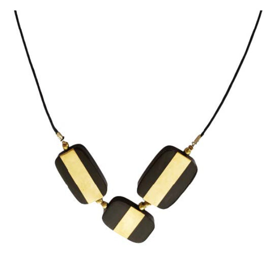 collana Nina in corno nero con inserti in ottone della collezione P26 OnEarth