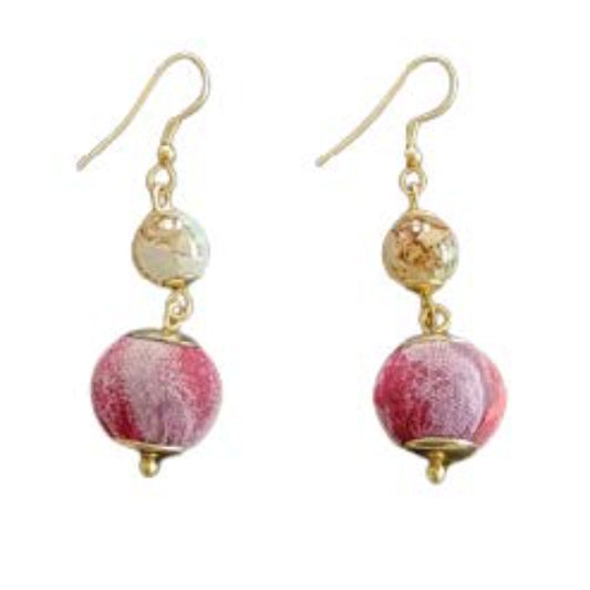 Orecchini Blossom in cotone color magenta, vetro e ottone. Bijoux etico artigianale della collezione OnEarth