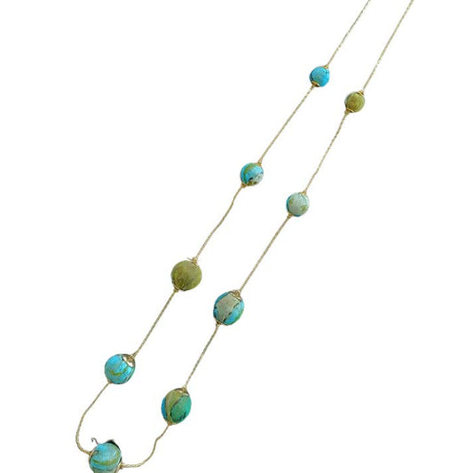 collana Blossom in cotone, vetro e ottone è un bijoux equosolidale dall'ìIndia