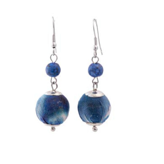Orecchini Blossom in cotone, vetro BLU e ottone. Bijoux solidale della collezione OnEarth