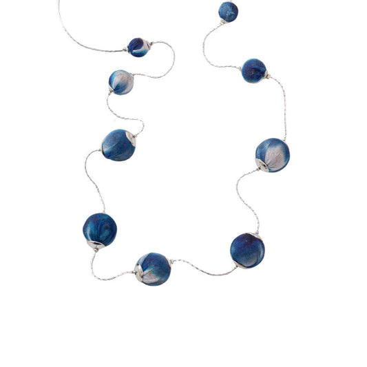 Collana Blossom perline in cotone blu e argento, vetro e ottone. Un gioiello etico della collezione OnEarth