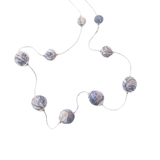 collana Blossom perline cotone blu, vetro e ottone. un gioielllo solidale fatto a mano in India