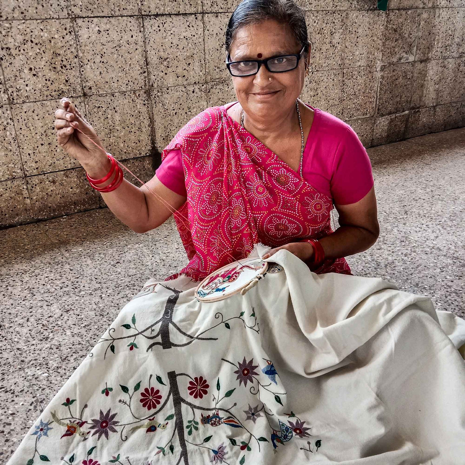 donne di St- Mary India tessuti ricami artigianali