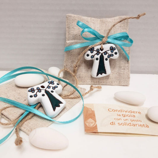 bomboniera solidale con portaconfetti in lino e crocetta Tao ramo di ulivo