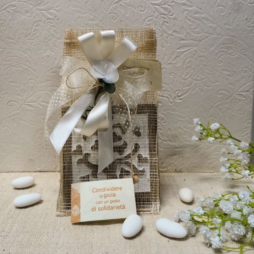 bomboniera solidale matrimonio battesimo albero della vita in sacchetto sinamay