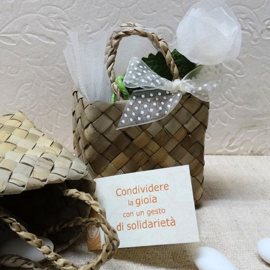 particolare di Bomboniera solidale  con borsina Bariw in fibra naturale e rosa in carta seta