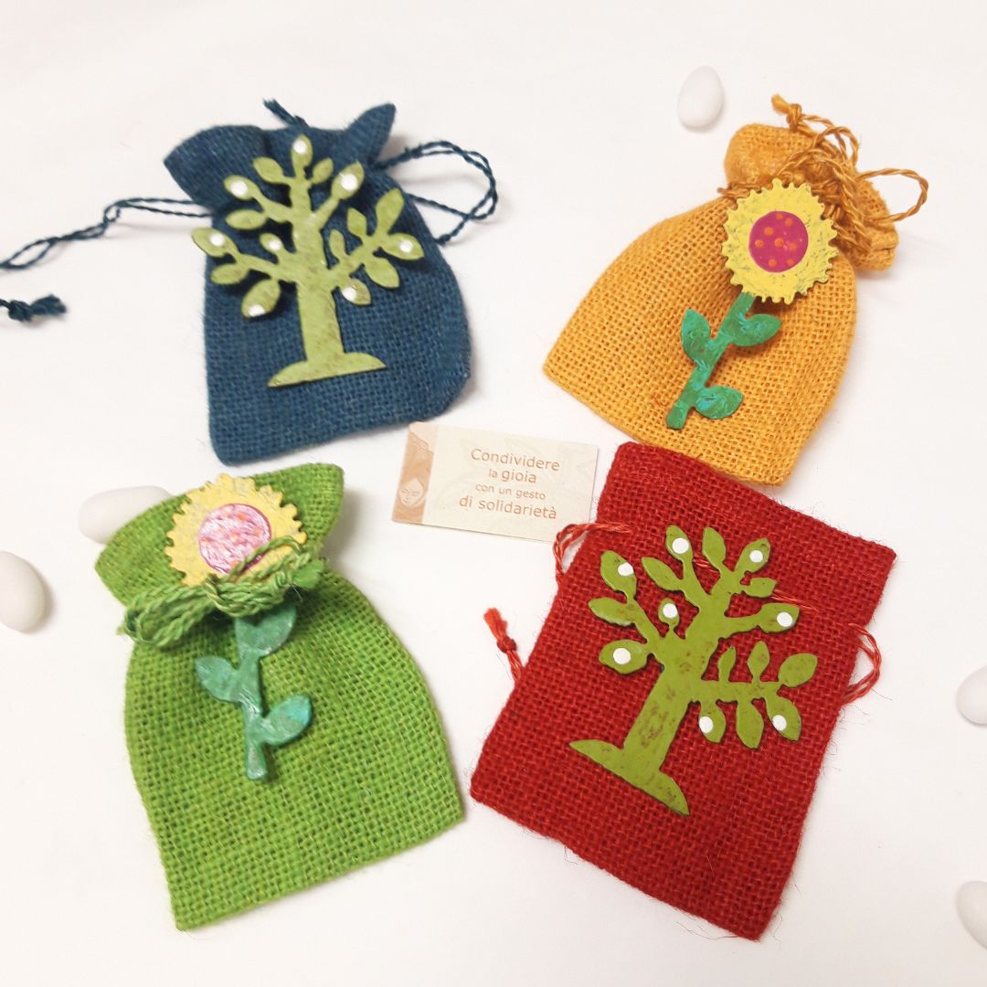 bomboniera solidale con sacchettino in juta e calamita fiore e albero in metallo dipinto a mano
