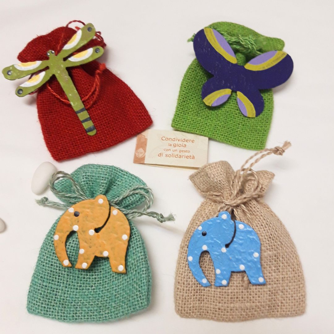 bomboniera solidale con sacchettino in juta e calamita libellula, farfalla, elefante in metallo dipinto a mano