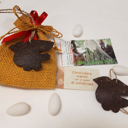 Particolare della bomboniera solidale per la Cresima con colombina in guscio di cocco di CORR Bangladesh