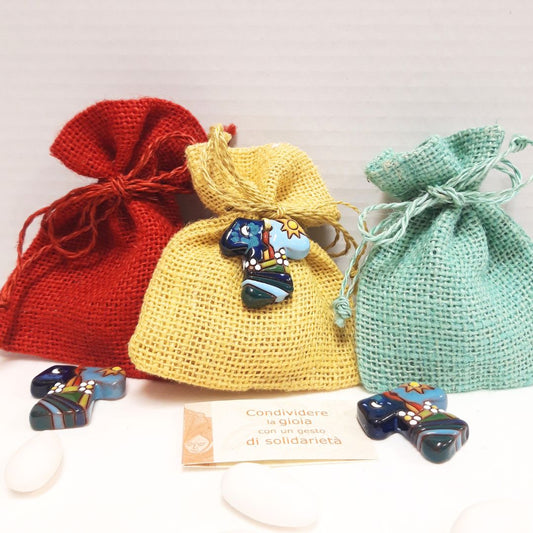 bomboniera solidale Comunione, Cresima con sacchettino portaconfetti in juta e piccola croce smaltata