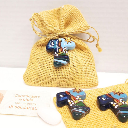 Particolare della bomboniera solidale Comunione, Cresima con sacchettino portaconfetti in juta e piccola croce smaltata