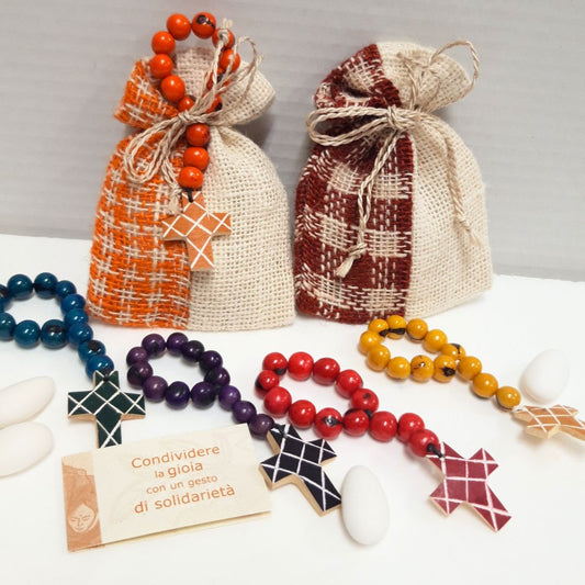 bomboniera solidale Comunione e Cresima con decina rosario in semi di acai di diversi colori